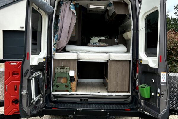 Intérieur d'un van aménagé vu de l'arrière