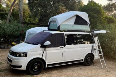 Van aménagé avec tente de toit au camping