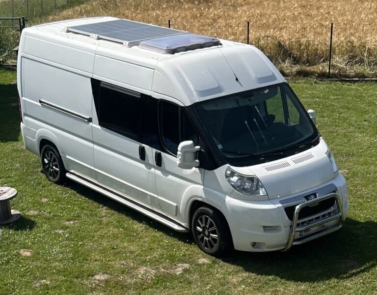 Fourgon aménagé blanc avec panneaux solaires