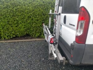 Porte-vélos fixé à l’arrière d’un camping-car