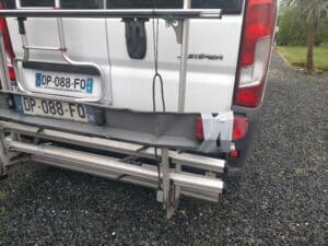 Arrière de camping-car avec feu cassé scotché