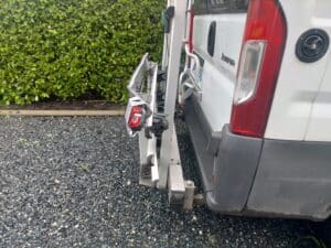 Porte-vélos fixé à l’arrière d’un fourgon aménagé