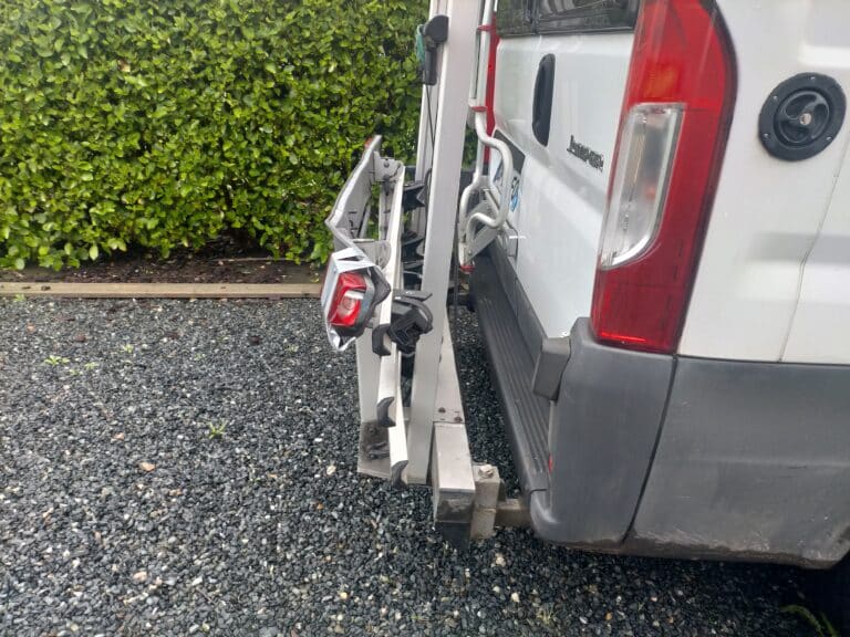 Porte-vélos fixé à l’arrière d’un fourgon aménagé