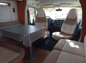 Intérieur de camping-car avec table et sièges pivotants