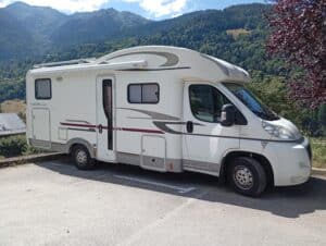 Camping-car blanc stationné en montagne