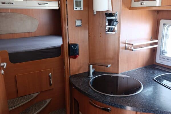Coin cuisine de camping-car en bois