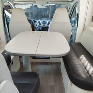 Coin repas de camping-car avec table centrale