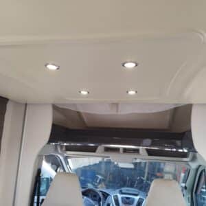 Plafond de camping-car avec spots LED encastrés