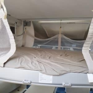 Lit superposé avec filet de sécurité dans camping-car