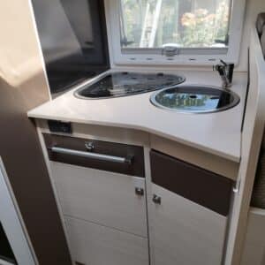 Kitchenette compacte avec évier et plaque cuisson