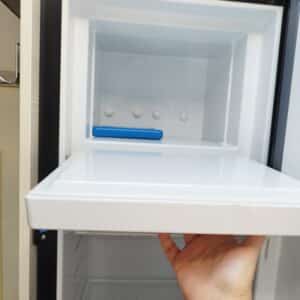 Petit compartiment congélateur presque vide avec pain de glace