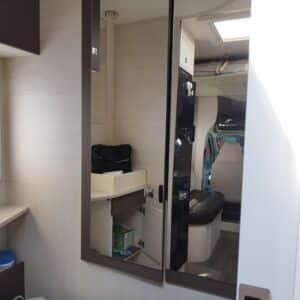 Salle d’eau compacte dans camping-car moderne