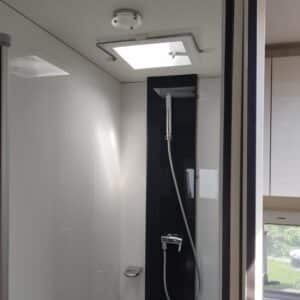 Cabine de douche compacte avec lanterneau