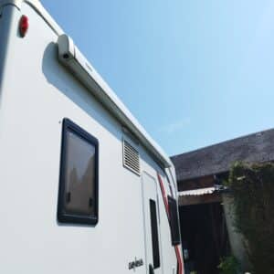 Store latéral sur camping-car blanc