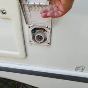 Prise électrique extérieure de camping-car ouverte
