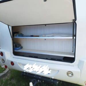 Soute arrière ouverte d’un camping-car