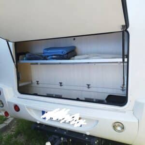 Soute ouverte de camping-car avec bâches pliées