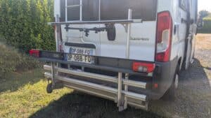 Porte-vélos arrière sur camping-car blanc