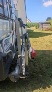 Porte-vélos fixé à l’arrière d’un camping-car