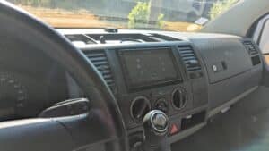 Tableau de bord voiture avec écran multimédia