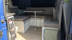 Coin repas aménagé dans un van