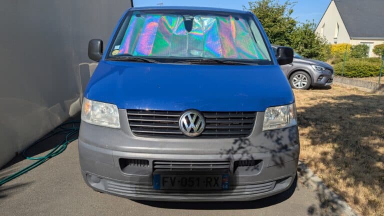 Fourgon Volkswagen bleu avec pare-soleil réfléchissant