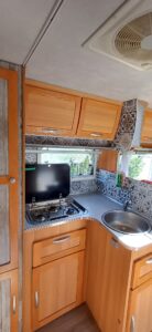 Cuisine compacte de camping-car avec évier et gazinière
