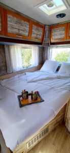 Chambre cosy de camping-car avec lit double
