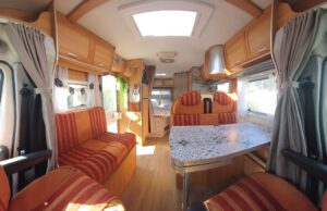 Intérieur de camping-car lumineux et aménagé