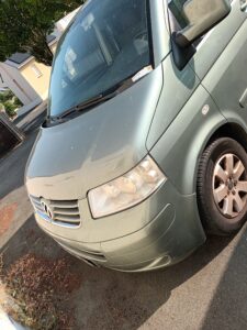 Avant d’un van Volkswagen vert garé