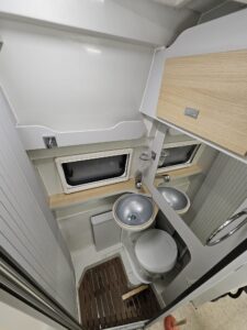 Petite salle de bain de camping-car moderne