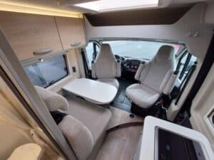 Intérieur de camping-car avec sièges pivotants et table