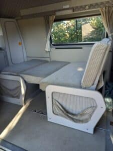 Intérieur de van aménagé avec banquette convertible