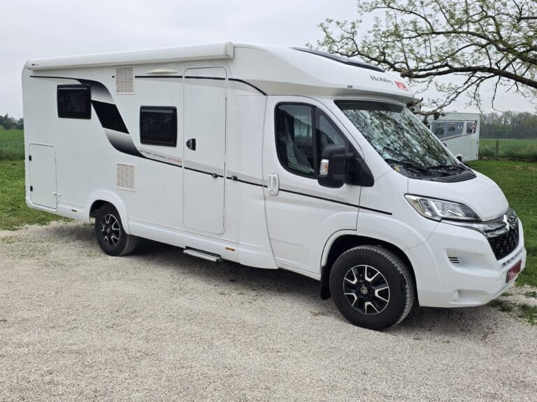 Camping-car blanc stationné à la campagne