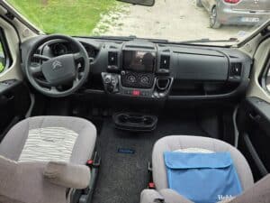 Intérieur cabine camping-car avec tableau de bord