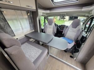 Intérieur de camping-car avec table et sièges pivotants