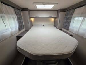 Chambre de caravane avec lit double et rangements