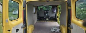 Intérieur d’un utilitaire jaune portes arrière ouvertes