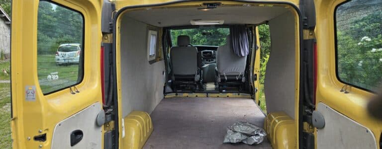 Intérieur d’un utilitaire jaune portes arrière ouvertes