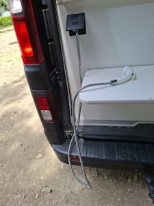 Douchette extérieure installée à l’arrière d’un van
