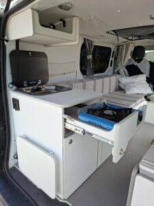 Cuisine aménagée dans un van aménagé