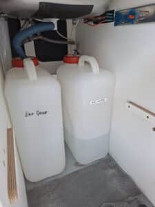 Bidons eau propre et eau grise sous évier