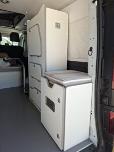 Aménagement intérieur de van avec rangements et banquette