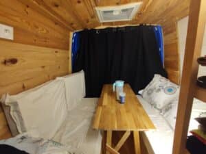 Intérieur van aménagé en bois avec table centrale