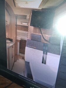 Intérieur de camping-car avec cuisine compacte et TV