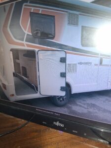 Soute ouverte d’un camping-car blanc