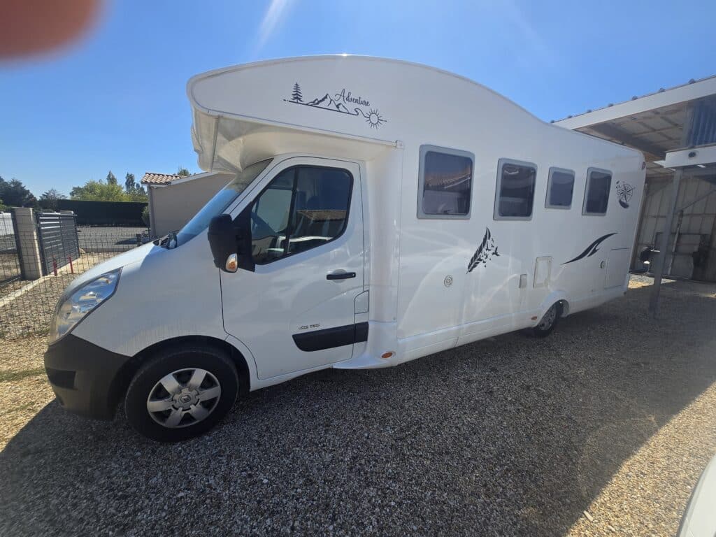 Camping-car blanc stationné sous ciel bleu