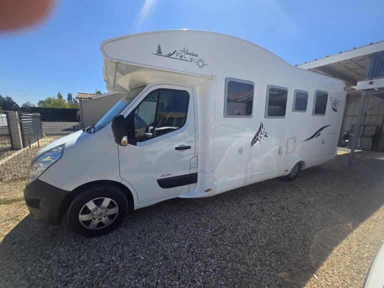 Camping-car blanc stationné sous ciel bleu