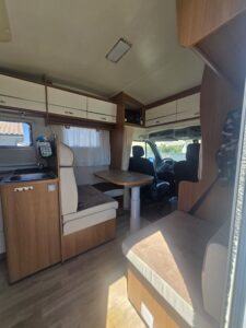 Intérieur de camping-car avec coin repas et cuisine