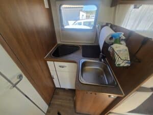 Kitchenette de camping-car avec évier et fenêtre